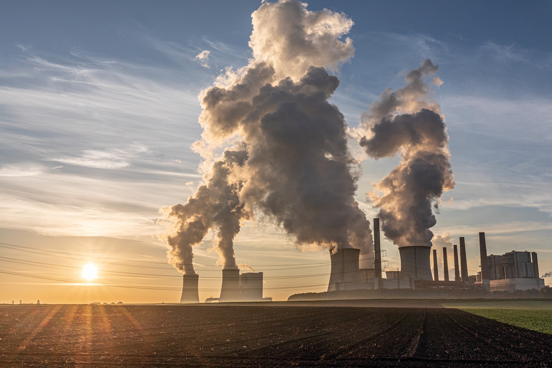 A CO2 emitting power plant